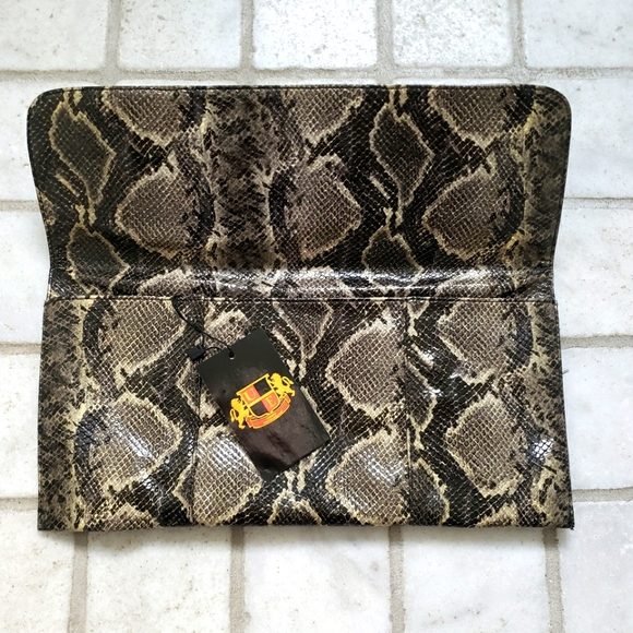 🔥 3/$30 🔥 Snakeskin Design Clutch NWT - Picture 2 of 4